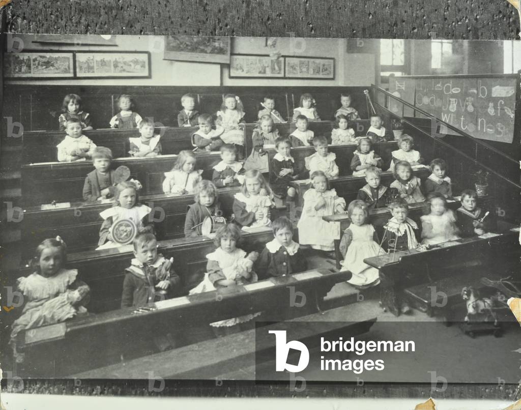 Immagine di Fotografia "Daubeney Road School: galleria classe" 1908 di English Photographer