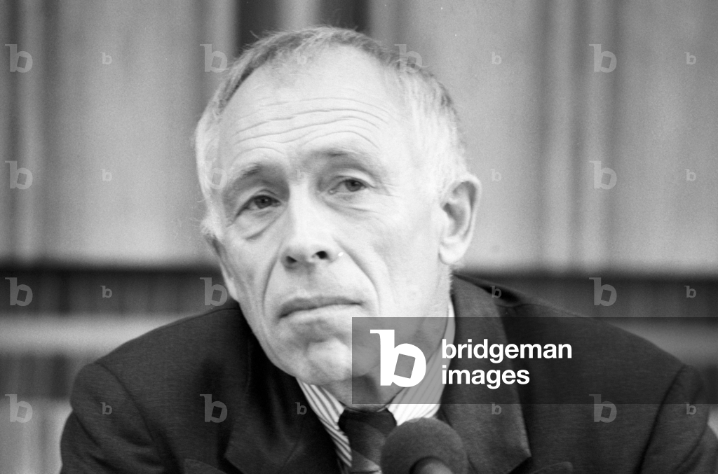 Bild von Fotografie "Heiner Geißler (Deutschland CDU-Generalsekretär) während einer Pressekonferenz …" 1989