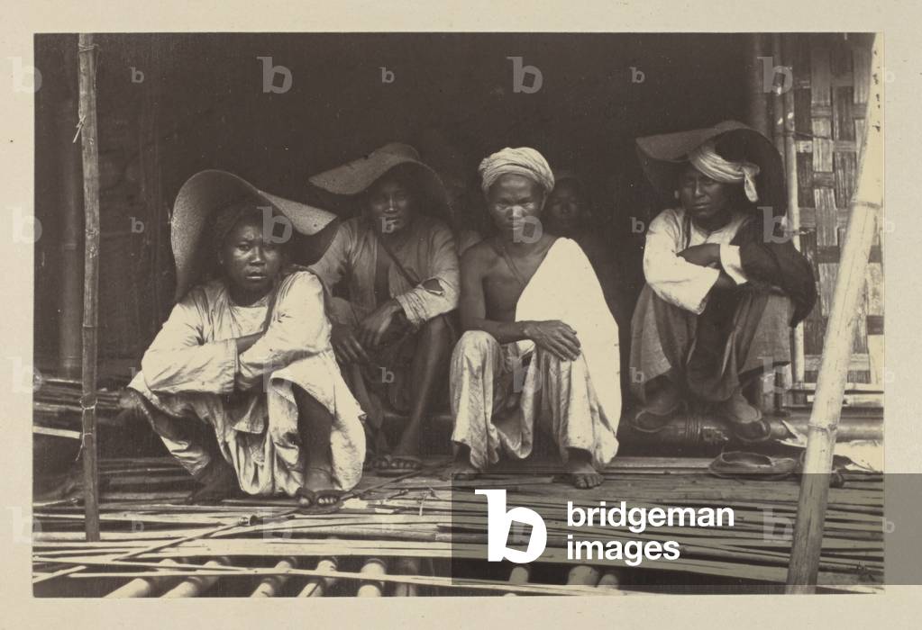 Un groupe de Shans, pris à Bhamo. Ces tribus habitent le pays montagneux à l'est de la Haute-Birmanie