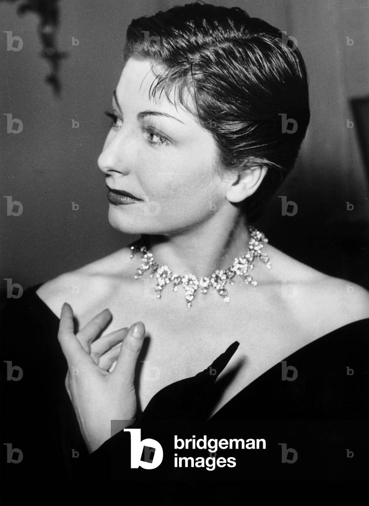 Bild von Fotografie "Zizi Jeanmaire Wearing A Dior Diamond Collier in 1949 (s/w Foto)" 1949, b/w