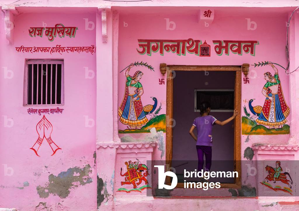 Bild von Fotografie "Haveli in Rosa gemalt mit Wandgemälden" 2019