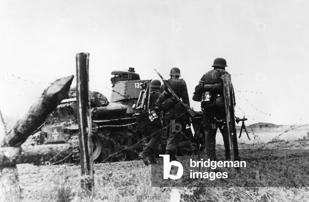Image of German infantry and tanks on the Eastern Front, 1941 (b/w