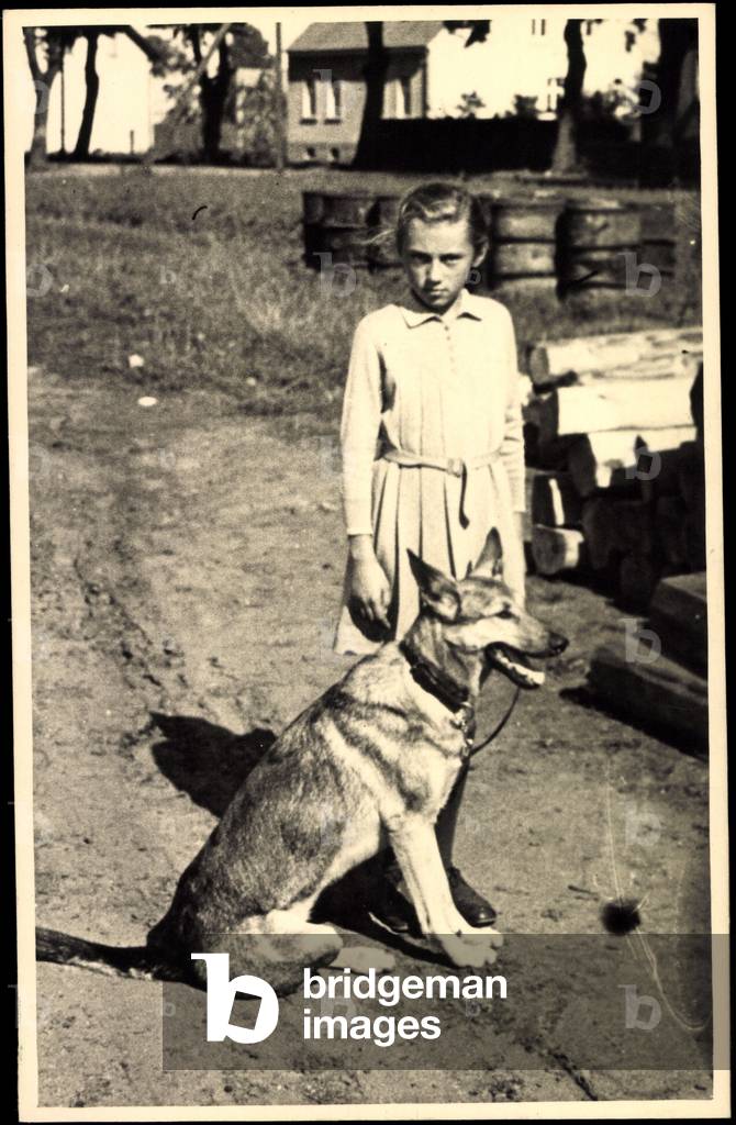 Foto  Kleines Mädchen mit jungem Schäferhund, Gassi