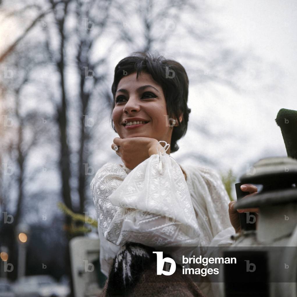 Die israelische Sängerin und Schauspielerin Esther Ofarim posiert vor einem weißen Trainer, um 1969