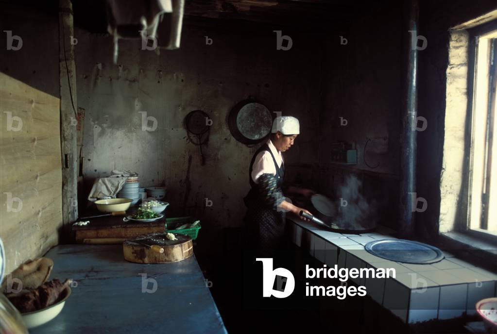 Una tibetana cucina per i viaggiatori, in una delle poche piccole città lungo il fiume Yarlung Tsang Bo, nel T