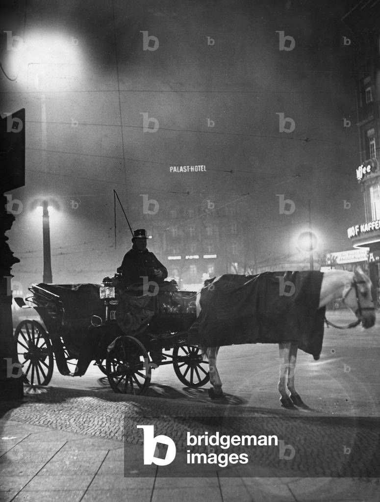 Cabina presso la Potsdamer Platz a Berlino, 1934 (foto in b/n)