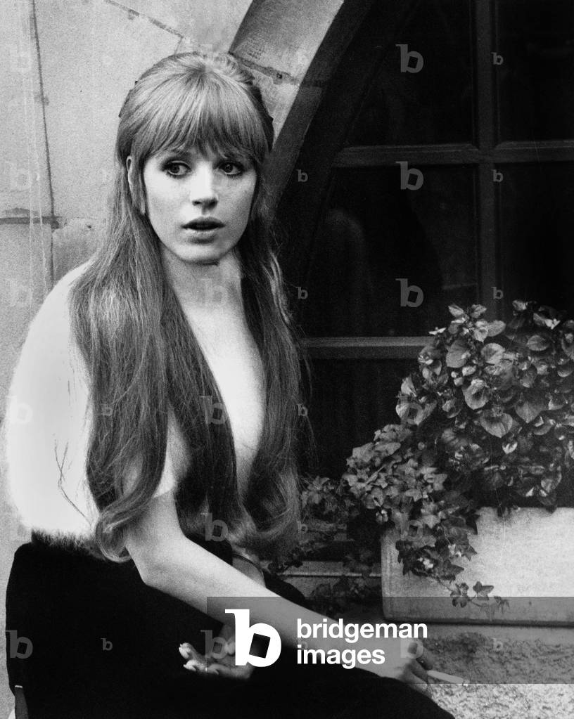 La Motocyclette Mädchen auf einem Motorrad De Jackcardiff Avec Mariannne Faithfull 1968 (s/w Foto)