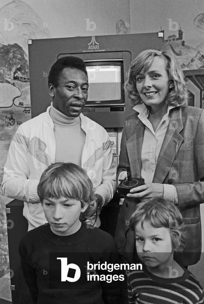 "Il calciatore brasiliano Pele visita un ospedale pediatrico e dona un computer e giochi ad Amburgo" 1981