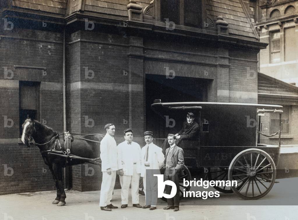 Immagine di Fotografia "Quattro assistenti e una postazione medica con ambulanza trainata da cavalli" 1910