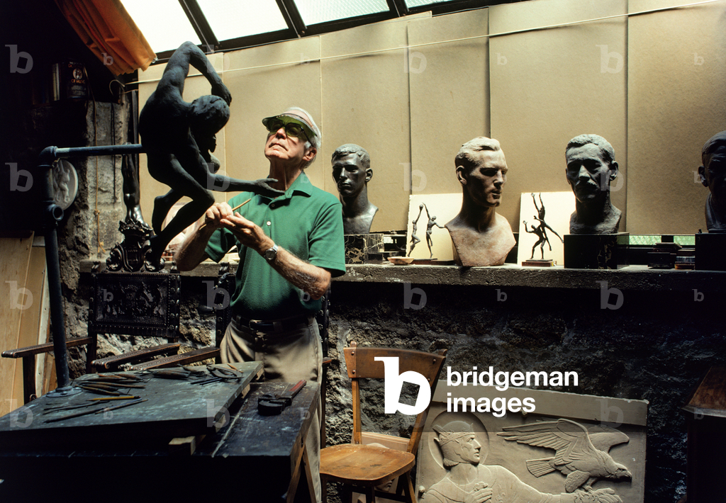 Immagine di Fotografia "Lo scultore Walker Hancock lavora nel suo studio d'arte" 1978 di Nathan Benn