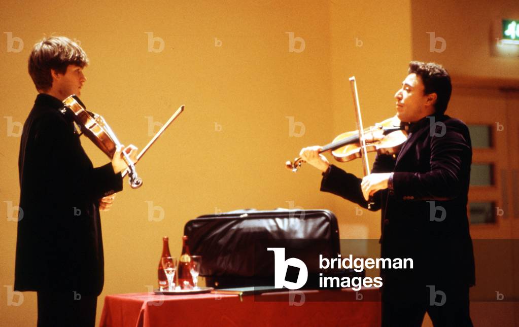 Maxim Vengerov suona il violino, dimostrando un punto a Hugo Ticciati durante una masterclass al St.