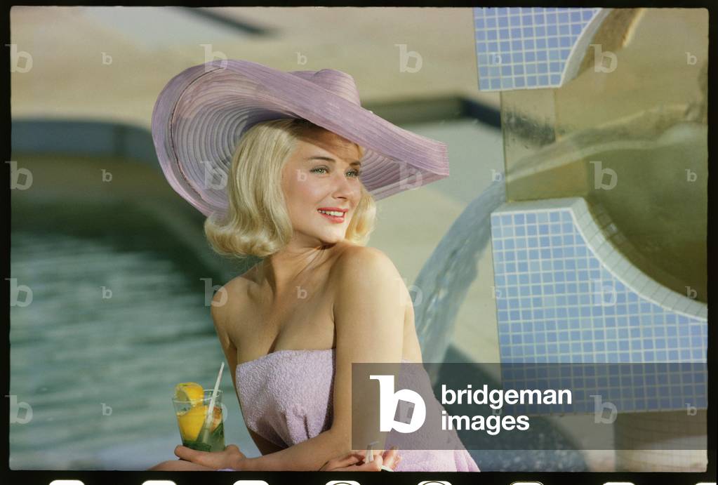 "Hope Lange servizio fotografico in piscina" 1962 di Orlando Suero