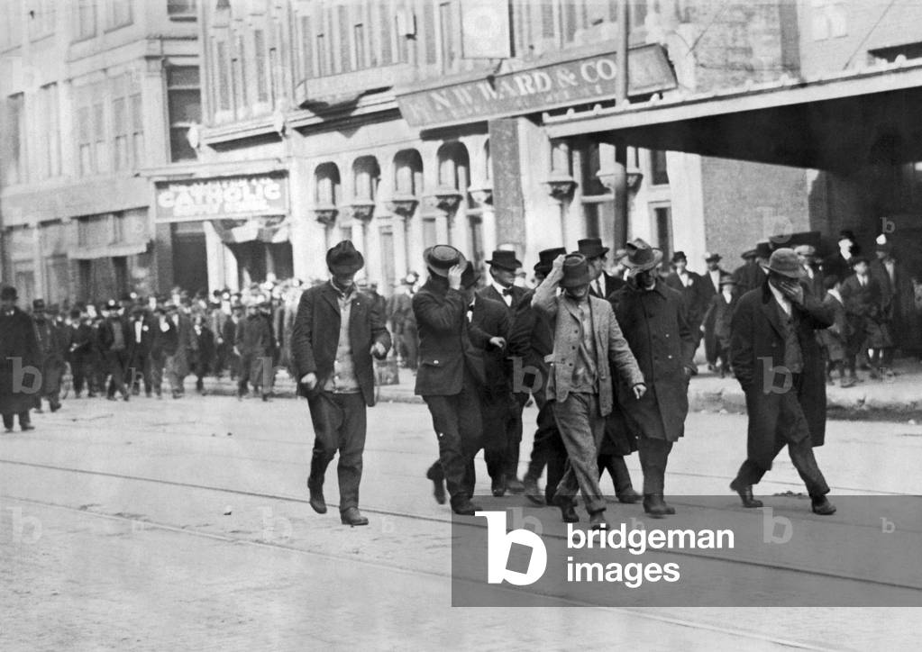 Immagine di Fotografia "Indianapolis Strike Breakers" 1913, b/w