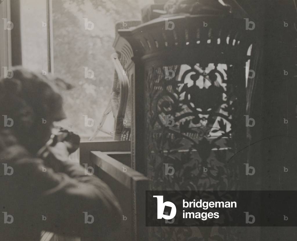 Bild von Fotografie "Ein Fallschirmjäger verteidigt Divisional Hauptquartier im Hartenstein Hotel" 1944 von D.