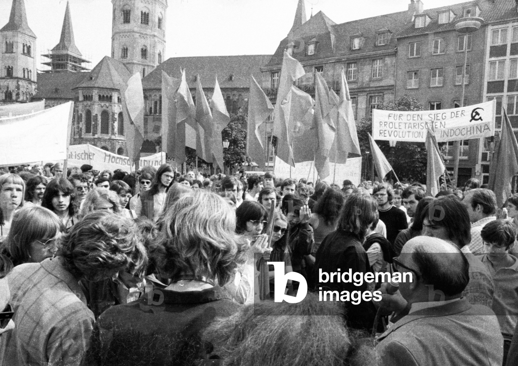 Studenti di Bonn contro la guerra in Vietnam 1971 DEU, Germania, Associazioni studentesche di Bonn..., 1971 (f