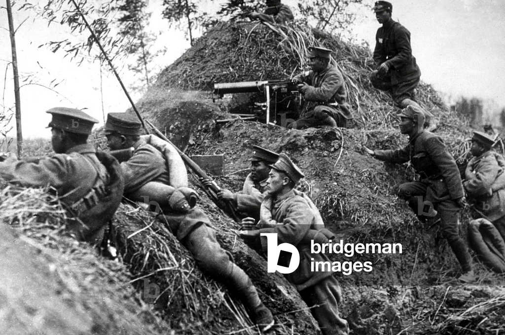 Immagine di Fotografia "I soldati cinesi vicino a Shanghai combattono per difendere il loro Paese dall'invasio