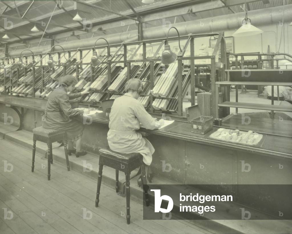 Immagine di Fotografia "Filiale di stampa tram: controllo biglietti" 1930 di English Photographer, b/w