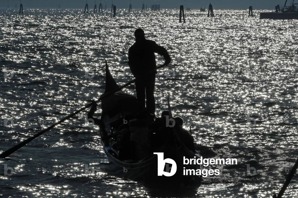 "Silhouette Gondolier in schwarz gegen Sonnenlicht auf Gondel Im Canal Grande"