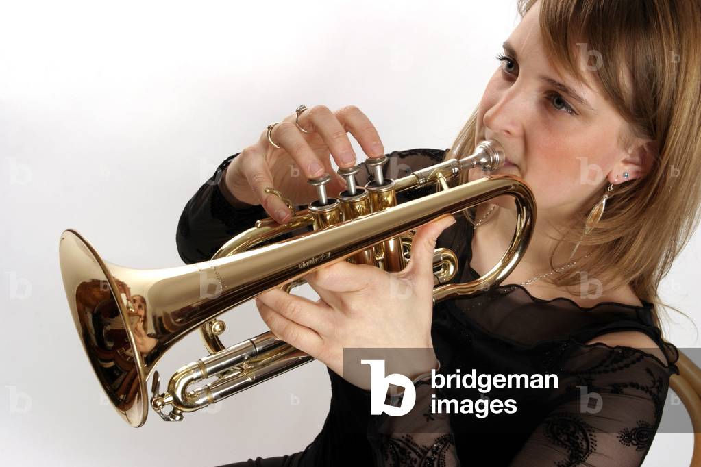 Bild von Fotografie "Kornett wird gehalten in" von Chris Stock
