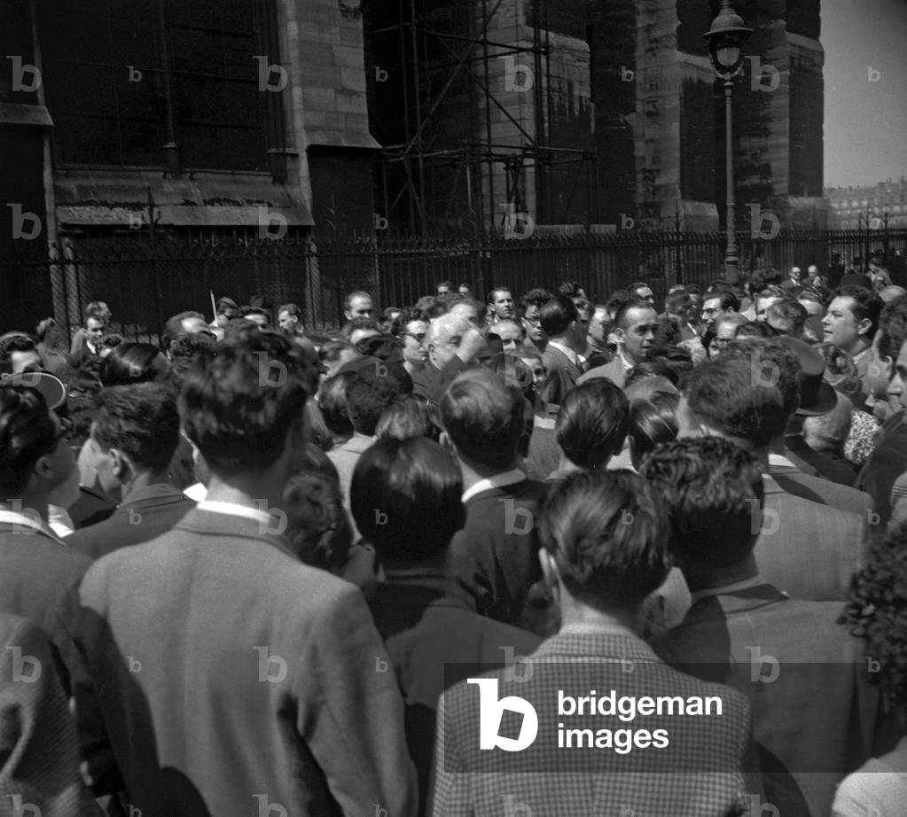 Bild von Fotografie "Demonstration während der Messe zu Hommage an Philippe Henriot (collabo)" 1949, b/w