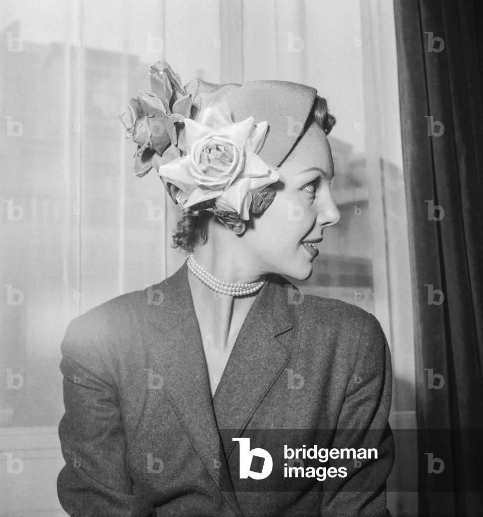 Bild von Fotografie "Hut von Emma Pierron" 1952, b/w