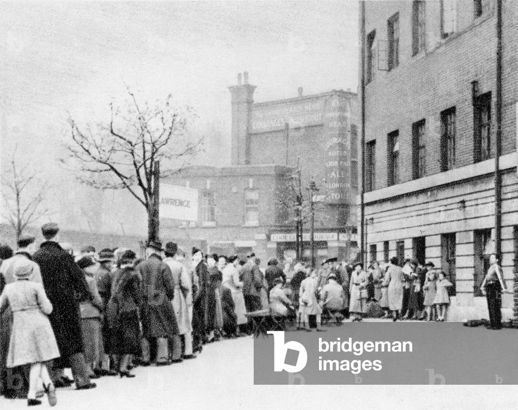 "Sadlers' Wells in coda agli inizi degli anni '30", b/w
