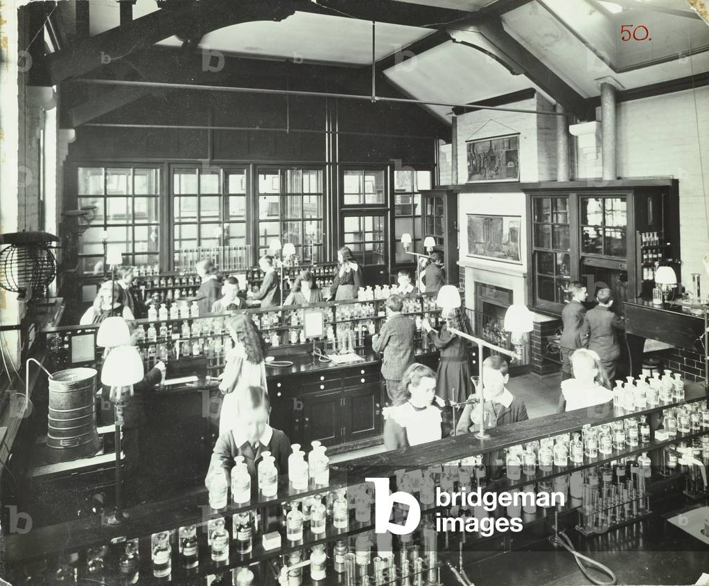 Beethoven Street School: laboratorio, 1908 (foto b/n)