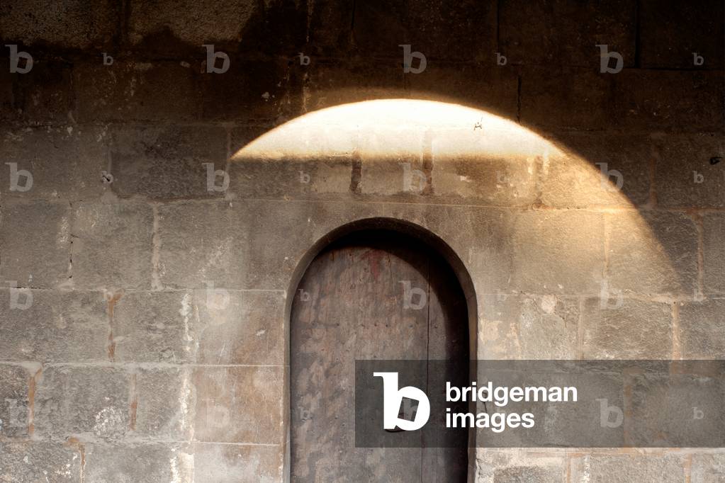 Cattedrale. Il chiostro. Una porta.