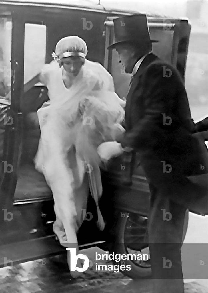 Winifred Radford (1901-1993), soprano inglese, il giorno delle nozze, 12 aprile 1920, con il padre Robert Radf