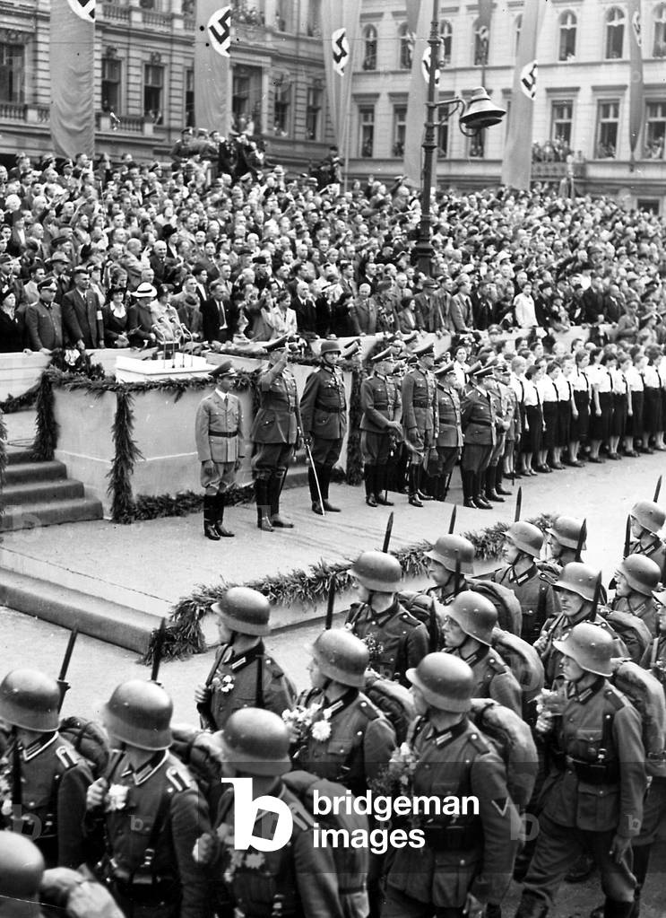 Immagine di Fotografia "Parata della vittoria a Berlino dopo la fine della campagna francese" 1940, b/w