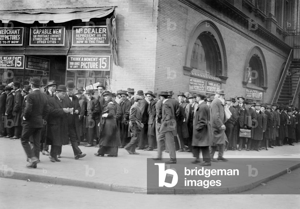 Immagine di Fotografia "Folla fuori Metropolitan Opera House" di George Grantham - Bain News Service Bain, b/w