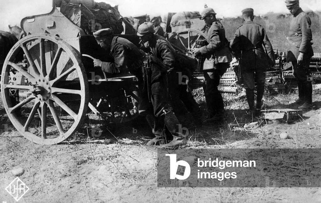 Immagine di Fotografia "Soldati tedeschi caricano un carro trainato da cavalli" 1914, b/w