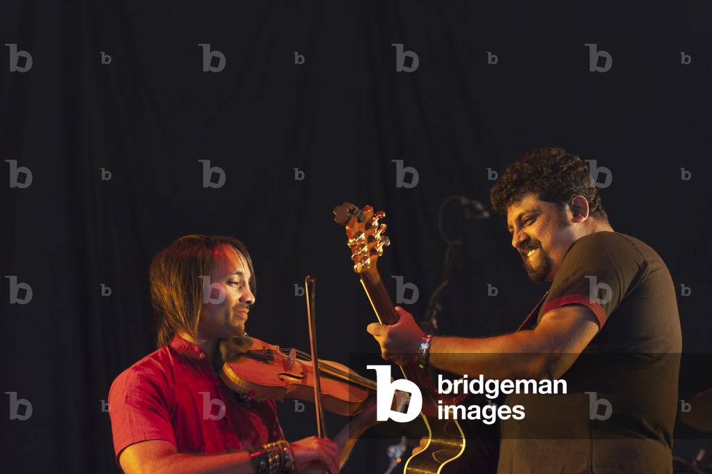 Bild von Fotografie "Bryden Lewis und Raghu Dixit (Foto)" von Paul Tomlins