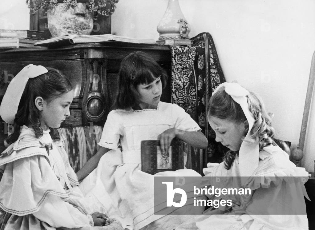 Immagine di Fotografia "Les Malheurs De Sophie De Jeanclaudebrialy Avec Paprika Bommenel Le 6 Avril 1981 (foto
