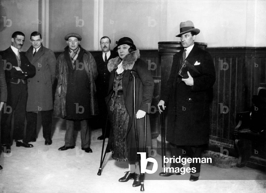Marthe Hanau esce dalle camere del magistrato istruttore nel 1929. Marthe Hanau, banchiere e direttrice del gi