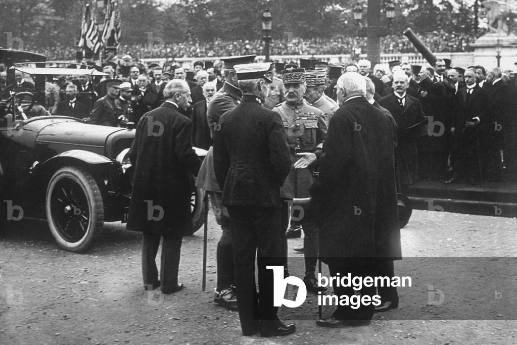 Der französische Marschall Ferdinand Foch mit Raymond Poincare, Georges Clemenceau nach den Paraden am 11. Nov