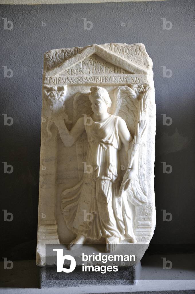 Stele con rilievo di Nemesi, fine II/inizio III sec. d.C. (marmo)