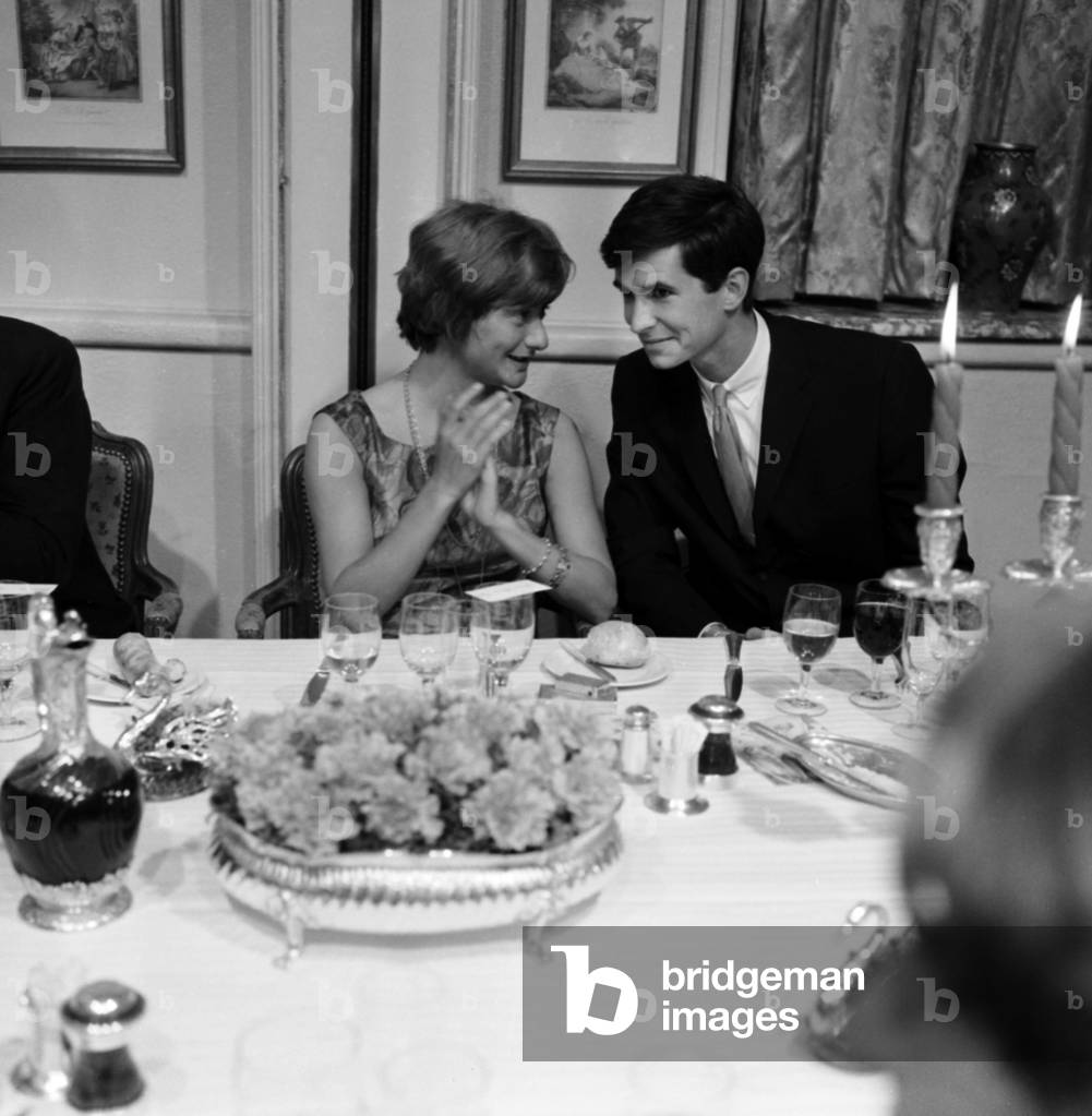 Immagine di Fotografia "Francoise Sagan e Anthony Perkins durante Diner a Lasserererer'S" 1961, b/w