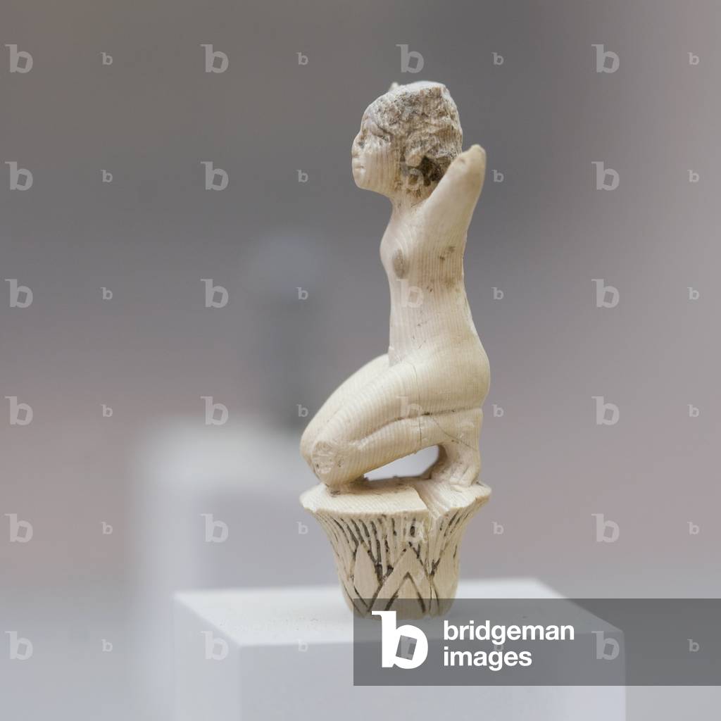 "Statuetta di una donna (avorio)" di Egyptian