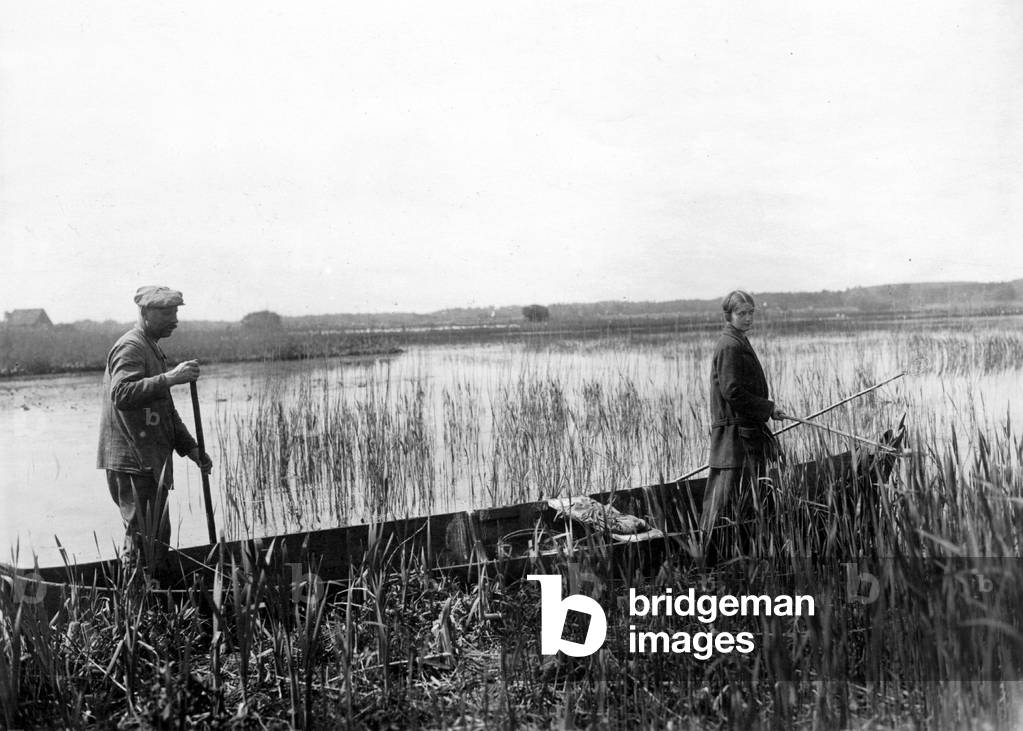 Immagine di Fotografia "Bird catchers nel Curonian Spiit vicino a Rositten" 1934, b/w