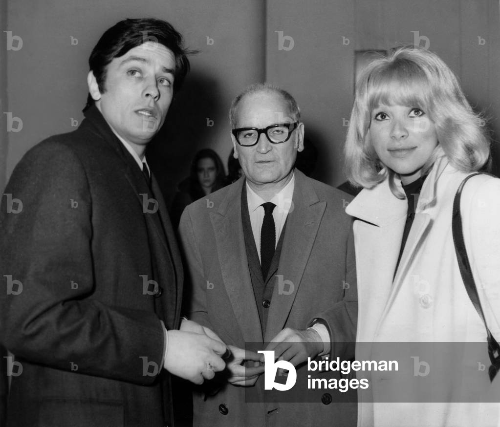 Alain Delon, Georges Cravenne e Mireille Darc alla prima del film «Le cose della vita» 13 marzo 1970, Parigi (