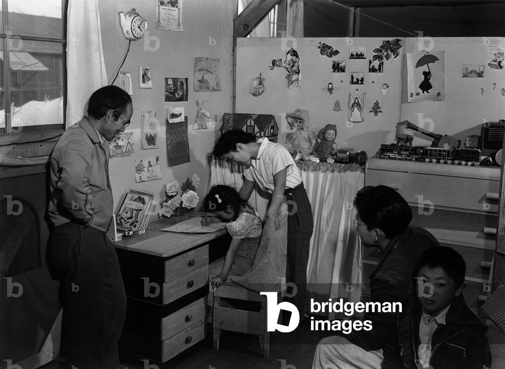 Immagine di Fotografia "Tojo Miatake e la famiglia al Centro di Relocazione di Manzanar" 1943 di Ansel Adams, 