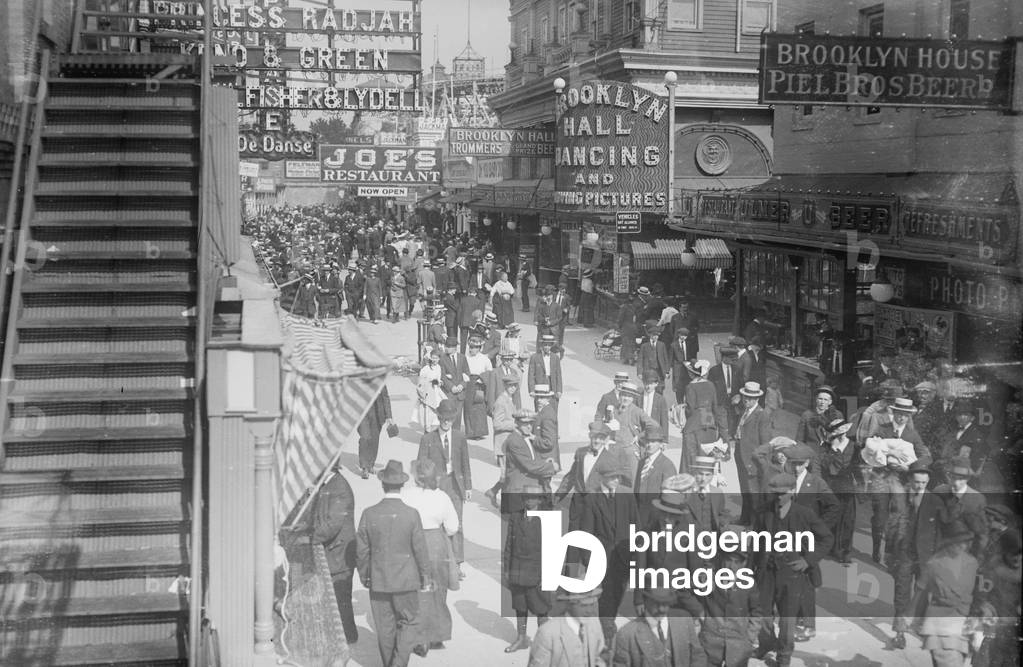 Bild von Fotografie "Surf Avenue in Coney Island Abustle mit Throngs von Enthüllern 1905 (Foto)", b/w