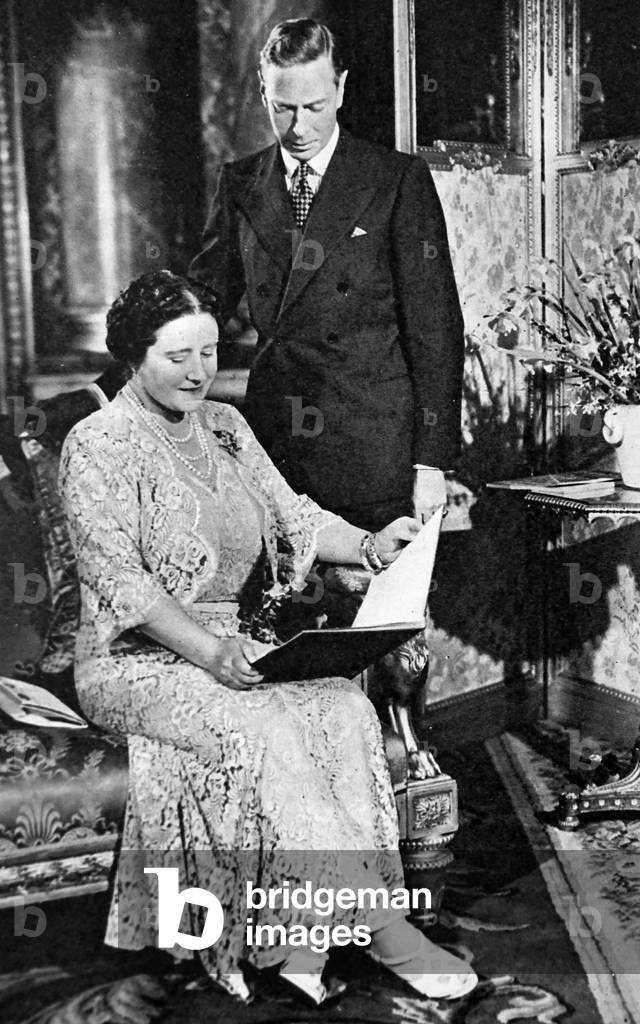 König George VI. (1895-1952) und Königin Elizabeth Queen Mother (1900-2002) feiern ihren Silberhochzeitstag.