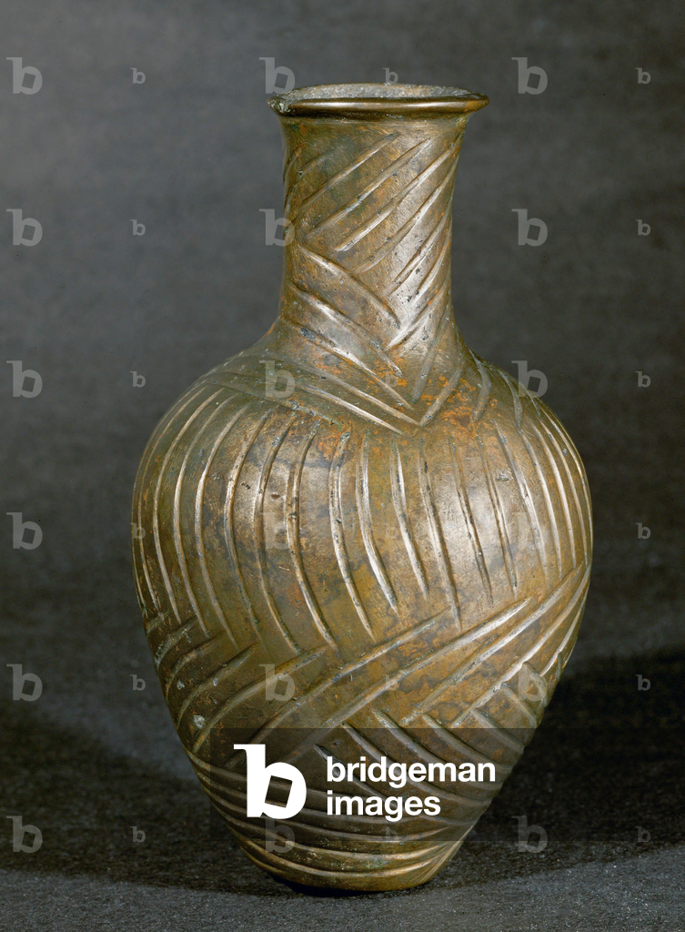 Krug mit eingeritztem Zick-Zack-Muster (Kupfer)