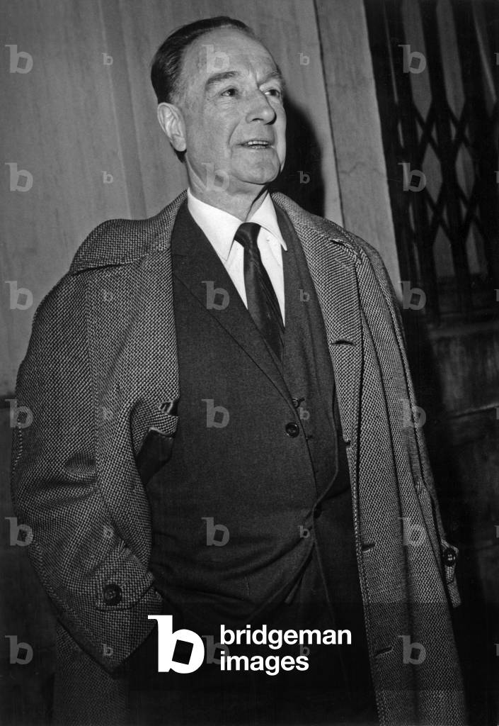 Image de Photographie représentant Pierre Fresnay Quittant Le Theatre De La Michodiere Apres La Representation