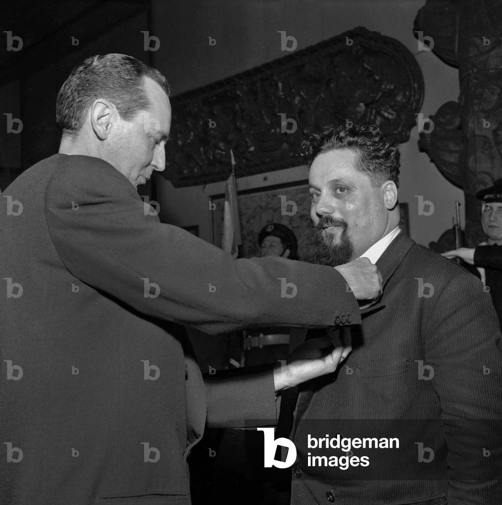 Immagine di Fotografia "Roger Duveau dà la Legion d'onore ad Alain Bombard di Parigi" 1957, b/w