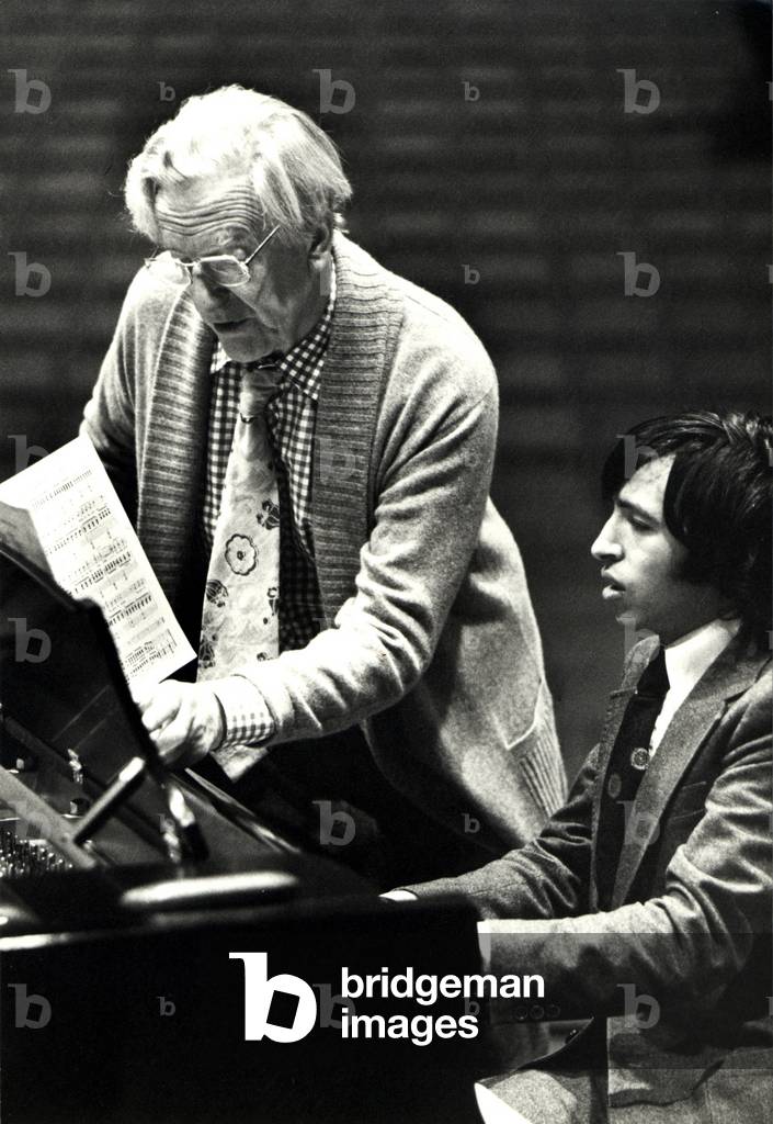 Peter Pears mit Murray Perahia spielt Klavier in Aldeburgh im Jahr 1977
