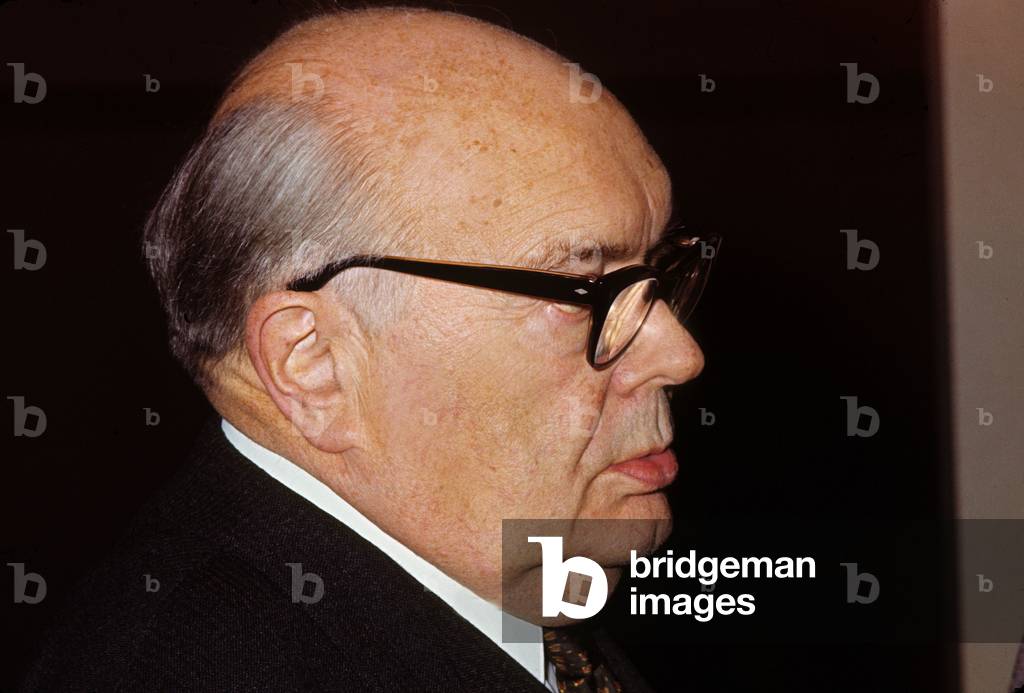 Image de Photographie représentant Paul Henri Spaak Premier ministre belge et président de l'Assemblée consult