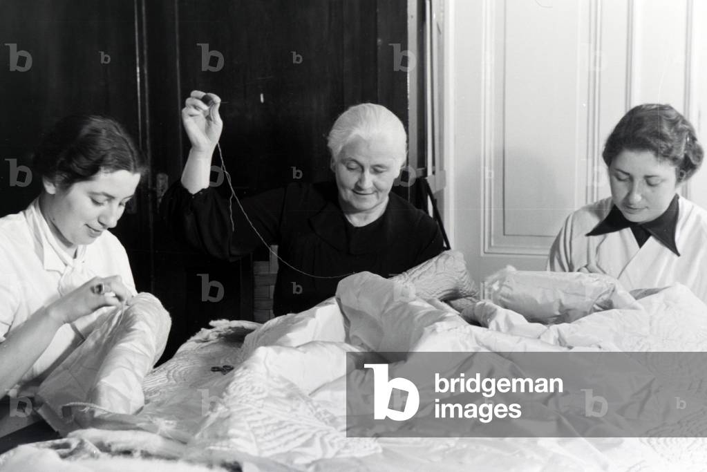 Image de Photographie représentant Femmes broderies textiles, b/w